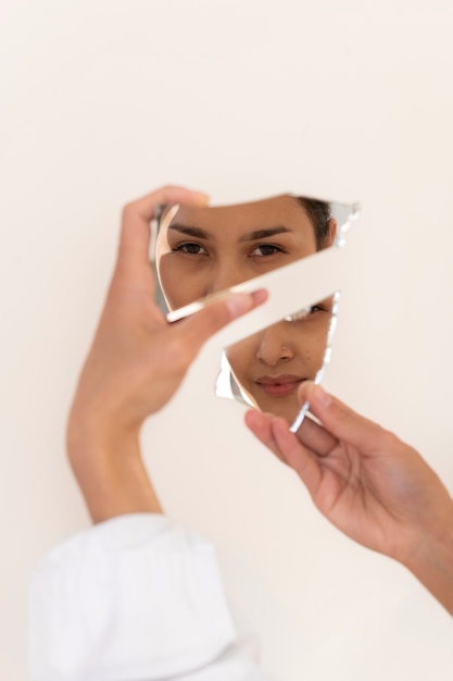 Foto grátis retrato criativo de jovem adulto