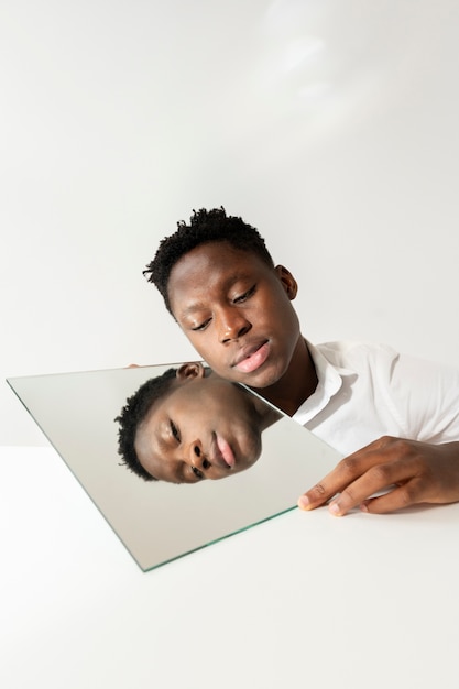 Retrato criativo de jovem adulto
