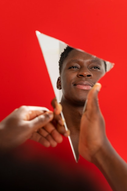 Foto grátis retrato criativo de jovem adulto