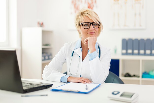 Retrato da bela jovem médica no escritório