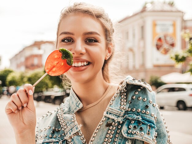 Retrato da bela modelo fofa com roupas de jaqueta jeans hipster de verão