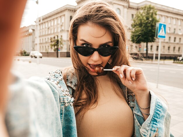 Retrato da bela modelo fofa com roupas de jaqueta jeans hipster de verão