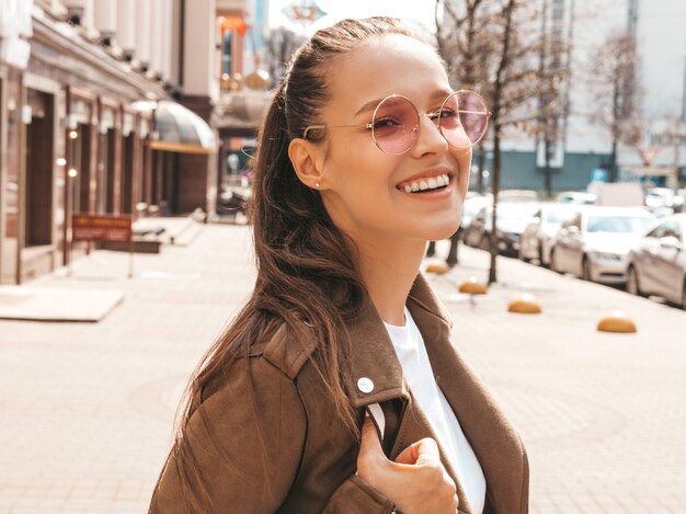 Retrato da bela modelo Moreno sorridente, vestido com roupas de jaqueta hipster de verão