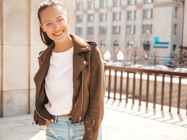 Retrato da bela modelo Moreno sorridente, vestido com roupas de jaqueta hipster de verão