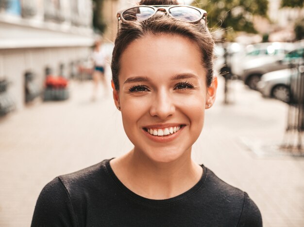 Retrato da bela modelo sorridente, vestido com roupas de verão. Menina na moda posando na rua. Mulher engraçada e positiva se divertindo