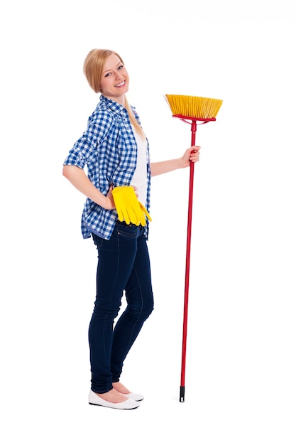 Foto grátis retrato da bela mulher de limpeza com vassoura