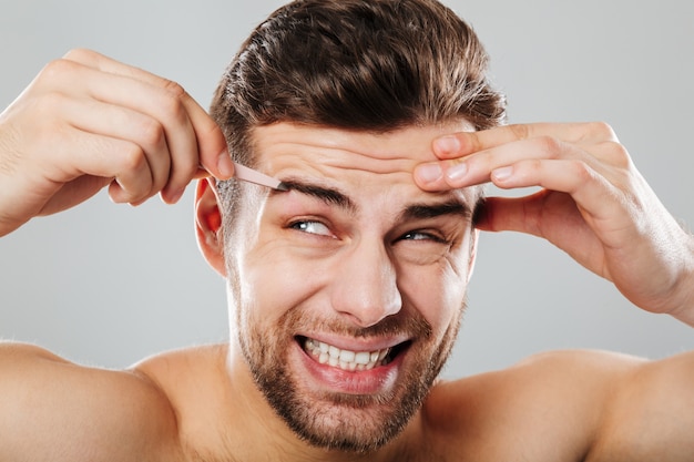 Retrato da beleza de um homem bonito