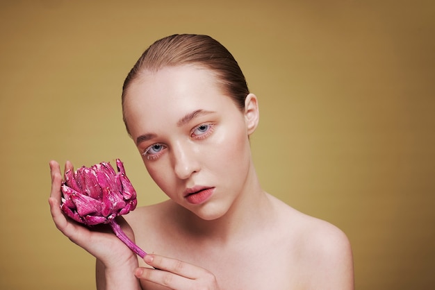 Retrato da beleza de uma jovem com planta