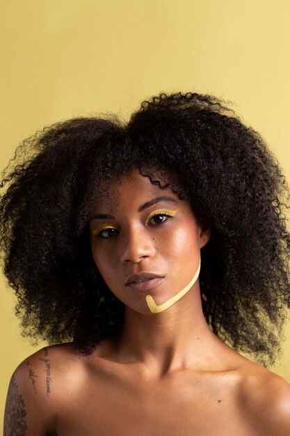 Retrato da beleza de uma mulher afro com maquiagem étnica