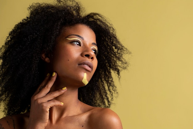 Retrato da beleza de uma mulher afro com maquiagem étnica