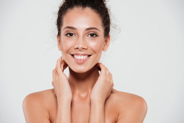 Retrato da beleza de uma mulher feliz e sorridente