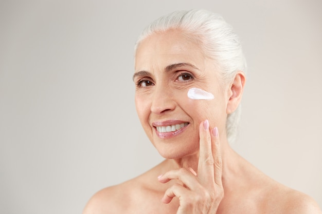 Foto grátis retrato da beleza de uma mulher idosa seminua sorridente