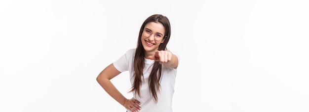 Foto grátis retrato da cintura de uma jovem engraçada e feliz e entusiasmada em camiseta e óculos rindo alto h