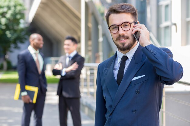 Retrato da equipe de negócios étnicos multi