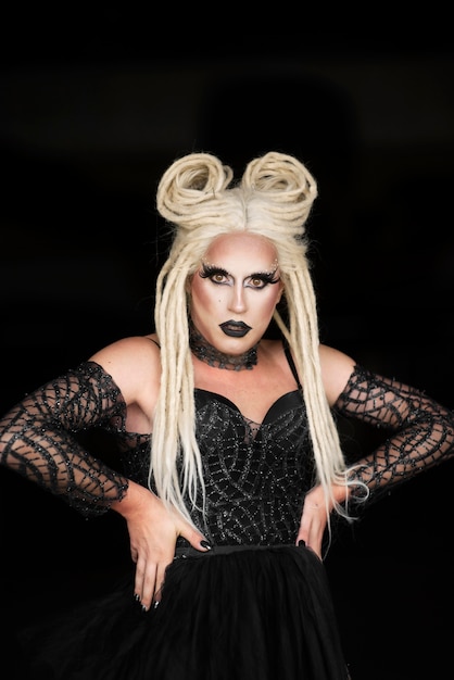 Foto grátis retrato da fabulosa drag queen com uma peruca loira