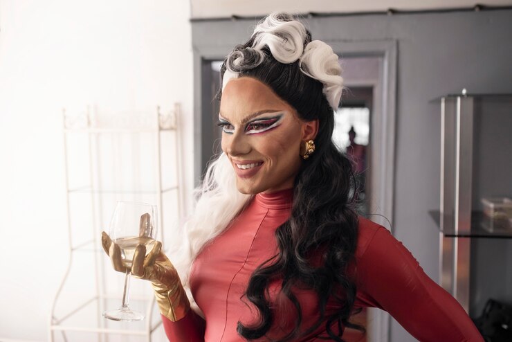 Foto grátis retrato da fabulosa drag queen com uma peruca preta e branca