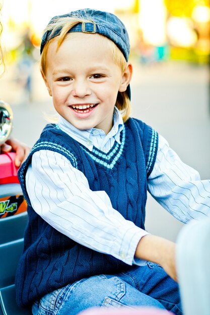 Retrato da infância feliz. Elegante, pequeno, menino, azul, chapéu, camisola, camisa