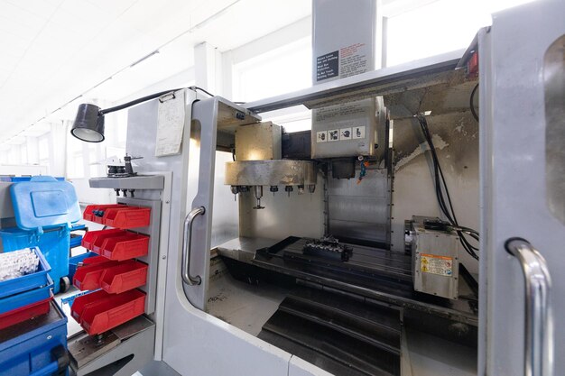 Retrato da máquina de trabalho na planta dos detalhes de metal