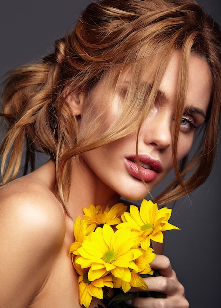 Foto grátis retrato da moda beleza de modelo jovem loira com maquiagem natural e pele perfeita com posando de flor de crisântemo amarelo brilhante