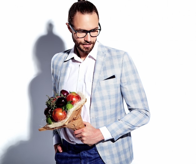 Retrato da moda bonito elegante hipster modelo homem de negócios vestido de terno azul claro elegante