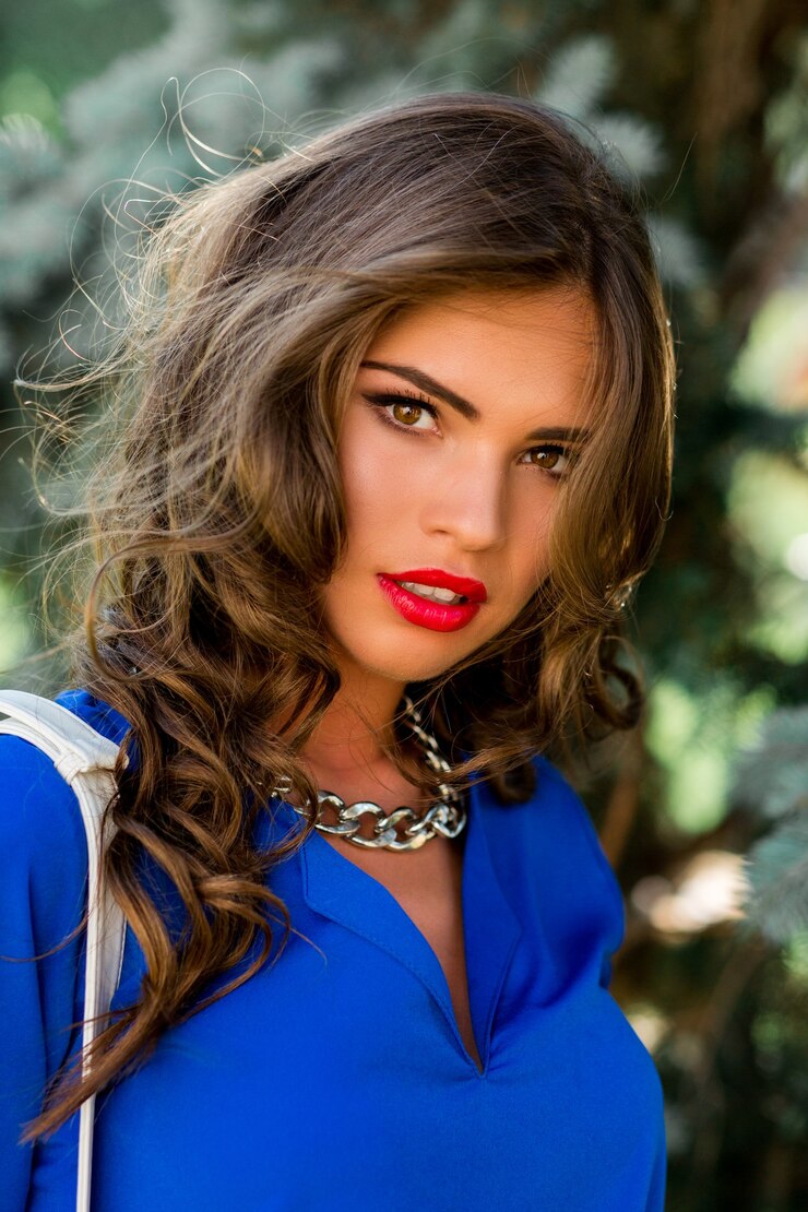 Foto grátis retrato da moda da deslumbrante mulher morena com roupa casual de verão. bela dama posando no gramado verde do parque de verão