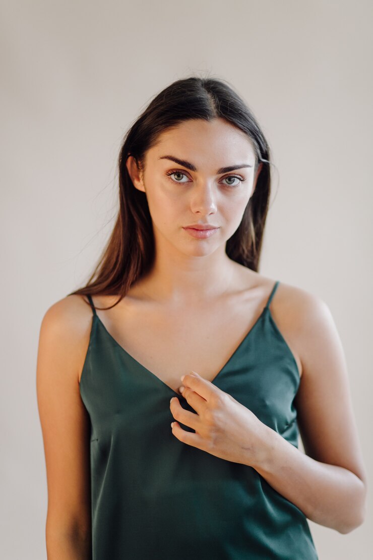 Foto grátis retrato da moda da jovem mulher elegante