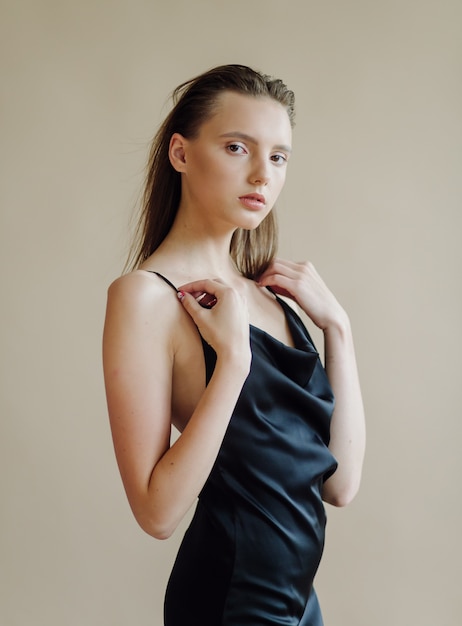 Foto grátis retrato da moda da jovem mulher elegante