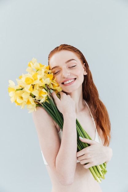 Retrato da moda de uma mulher ruiva feliz e sorridente