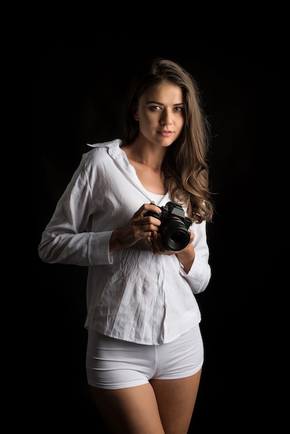 Retrato da moda do fotógrafo jovem com câmera