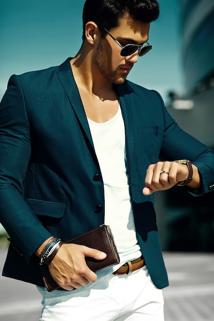 Retrato da moda do homem jovem bonito modelo sexy empresário casual pano terno em óculos de sol na rua