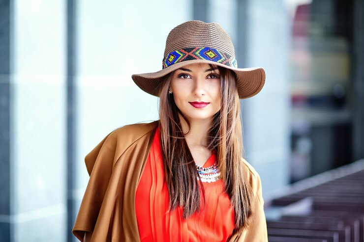Foto grátis retrato da moda do modelo de mulher jovem hippie em dia ensolarado de verão em roupas brilhantes hipster colorido no chapéu
