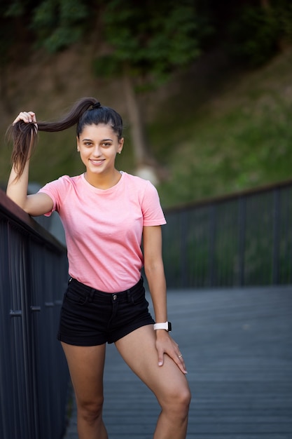 Retrato da moda do verão, estilo de vida, de mulher jovem e elegante hippie andando na rua