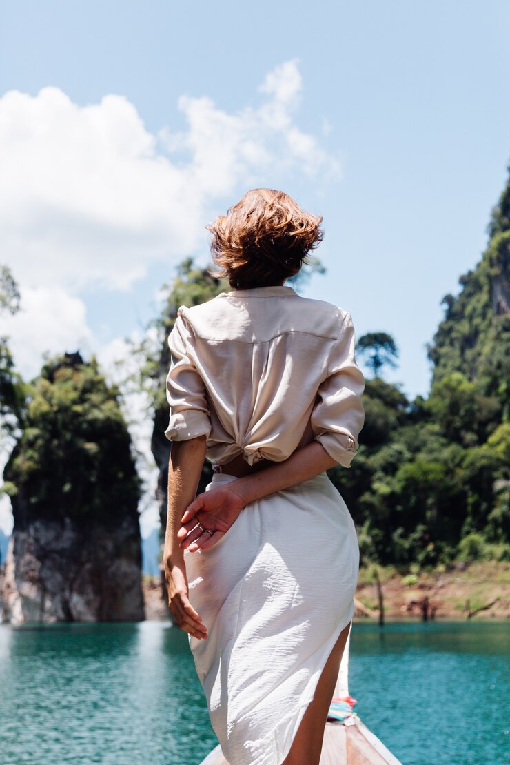 Foto grátis retrato da moda jovem de férias em um barco de madeira asiático