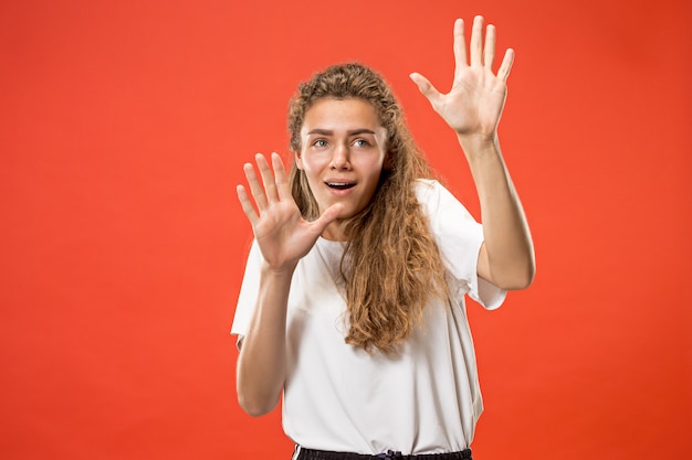 Retrato da mulher assustada no vermelho