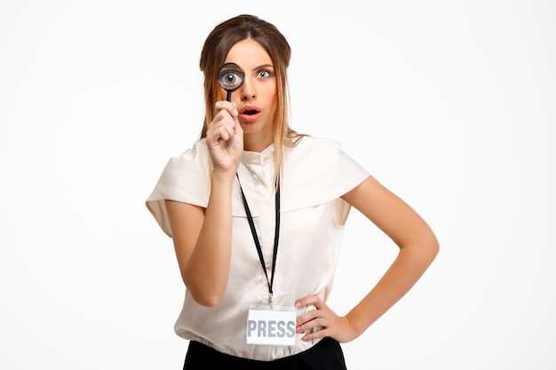 Foto grátis retrato da mulher de negócios bem sucedida nova sobre o fundo branco.