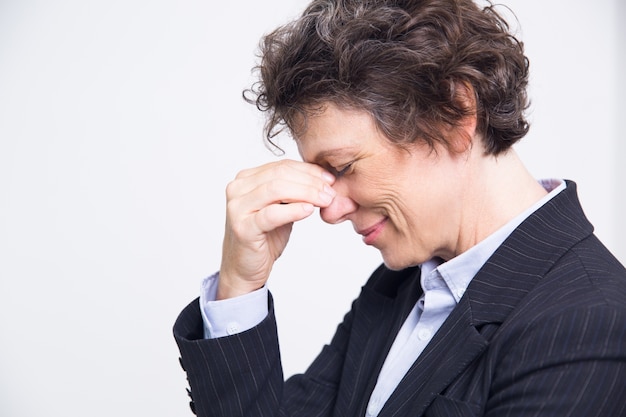 Retrato da mulher de negócios esfregando os olhos cansados