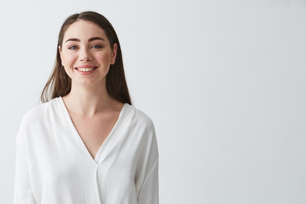 Retrato da mulher de negócios nova bonita feliz sorrindo.