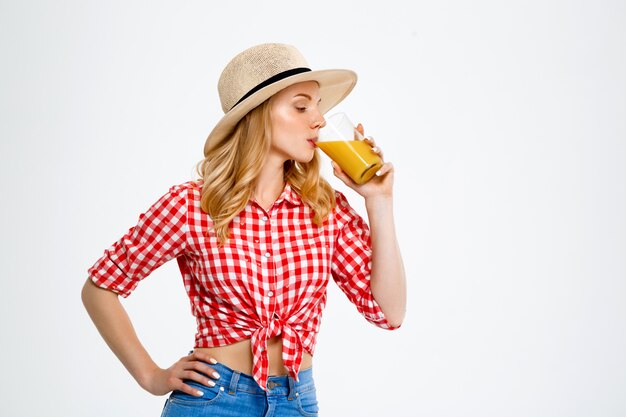 Retrato da mulher do país com suco no branco.