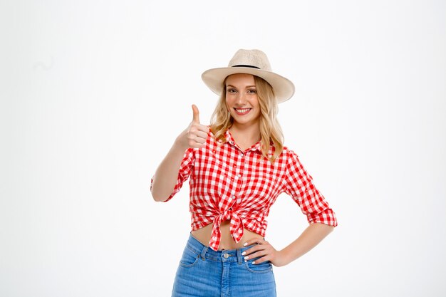 Retrato da mulher do país que mostra está bem no branco.