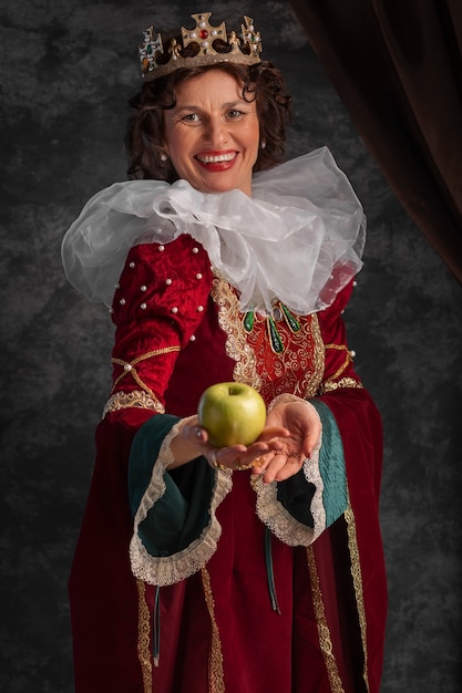 Foto grátis retrato da rainha com coroa e frutas de maçã