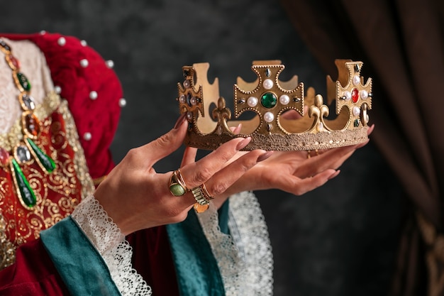 Foto grátis retrato da rainha com coroa real