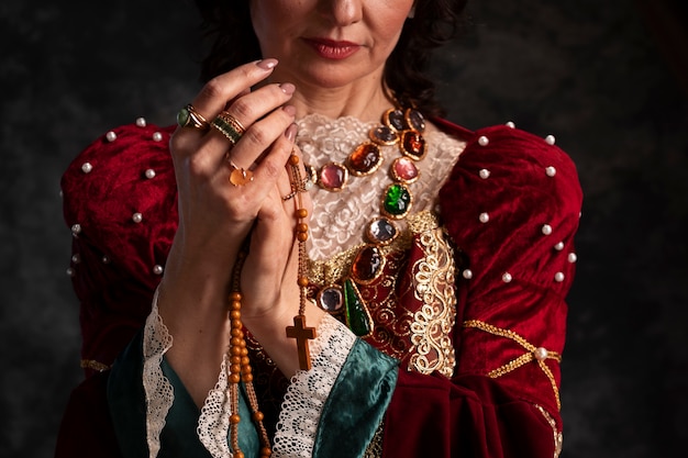Foto grátis retrato da rainha medieval com rosário