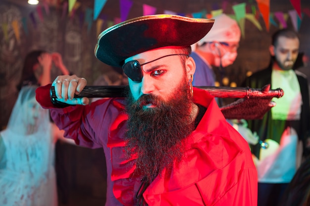 Ator em uma fantasia de pirata e um chapéu de capitão para o halloween.  homem barbudo bonito vestido como um pirata do caribe para o carnaval.