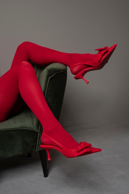 Retrato das pernas da mulher com elegante salto alto e meia-calça