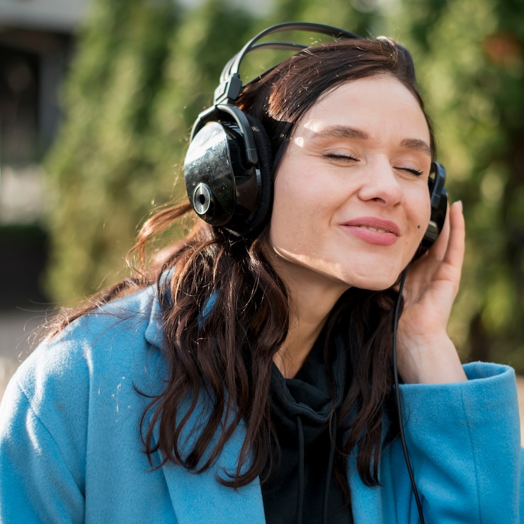 Foto grátis retrato de adolescente bonita ouvindo música