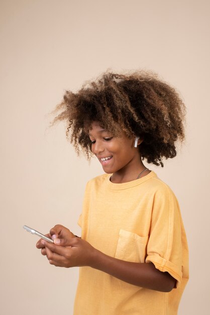 Foto grátis retrato de adolescente descolado usando smartphone