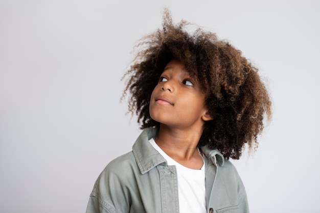 Foto grátis retrato de adolescente descolado