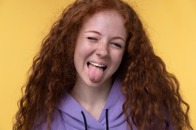 Retrato de adolescente enfiando a língua para fora