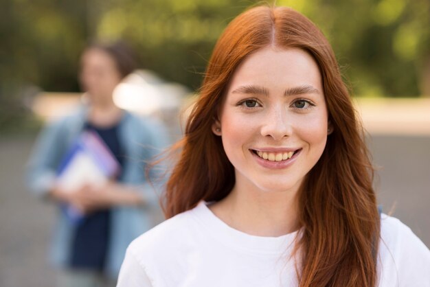 Retrato de adolescente feliz por voltar à universidade