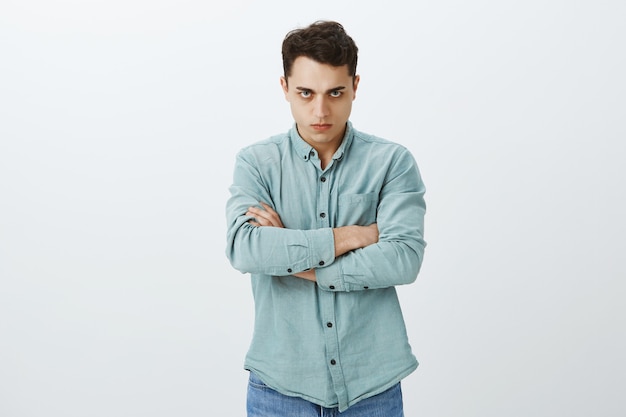 Retrato de adolescente furioso e ofendido em uma camisa casual